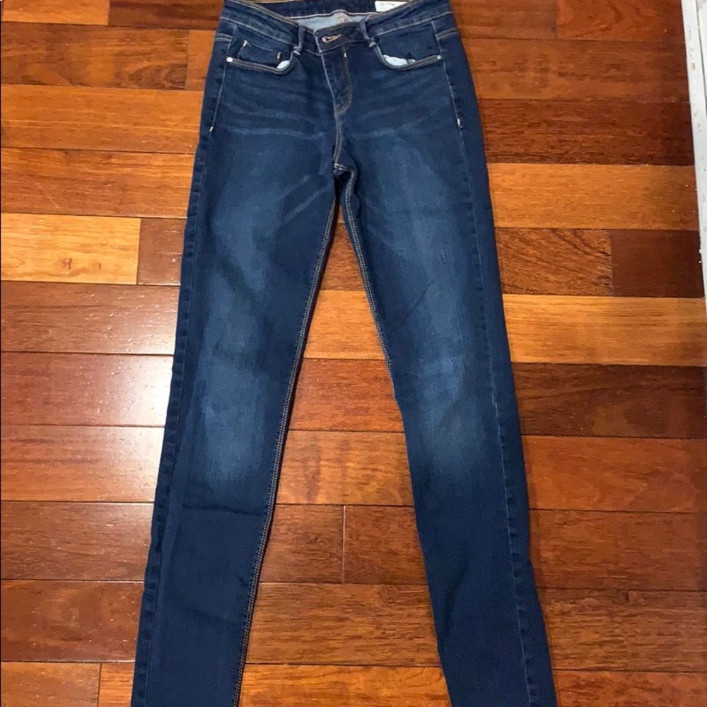 dark washed skinny jeans